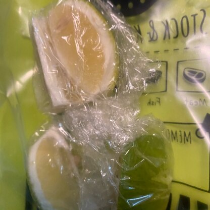 いつも野菜室で、干からびて終わるレモン。
冷凍できるとは！
